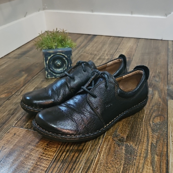 b.o.c. Shoes - b.o.c Women's Black Leather Lace Up Casual Oxfords